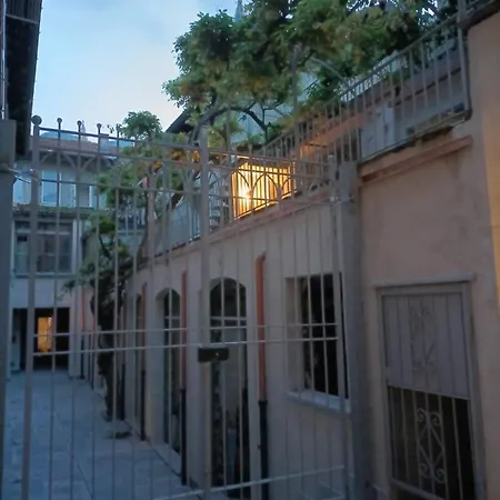 Wisteria Court - 2 - ميناجيو