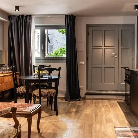 Wisteria Court - 2 - * ميناجيو