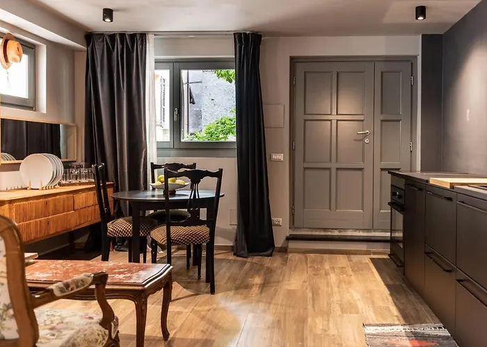 Wisteria Court - 2 - * 메나지오